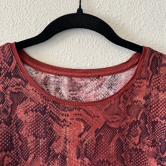 White House Black Market Women's T-Shirt Size L Red Snakeskin Print Pima Cotton - Picture 2 of 12